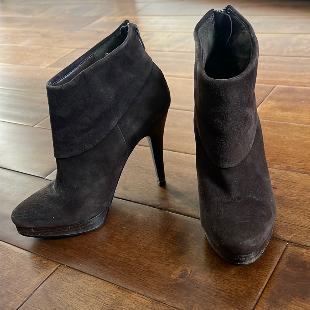 Steve Madden | Brown Suede Booties